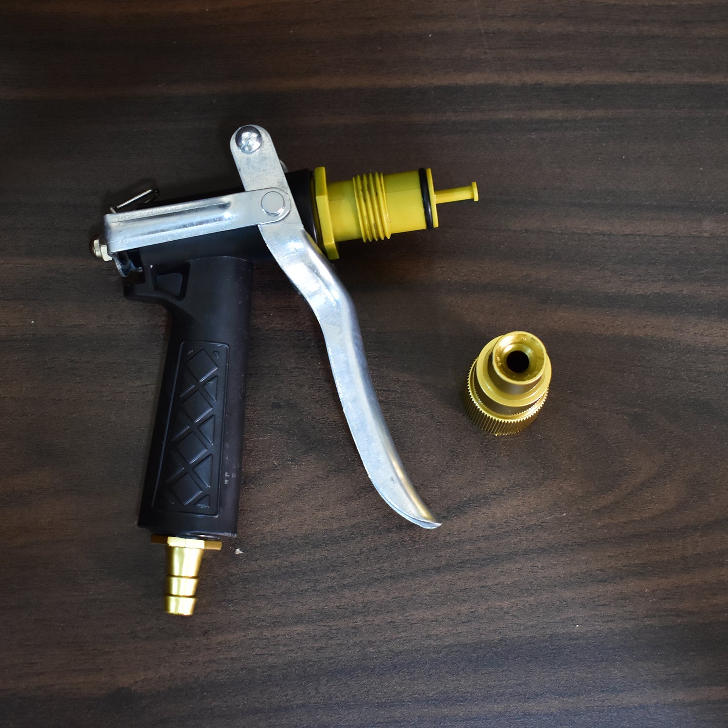Durable hose nozzle with gold finish, lever design for spraying water. Durable hose nozzle with gold finish, lever design for spraying water.